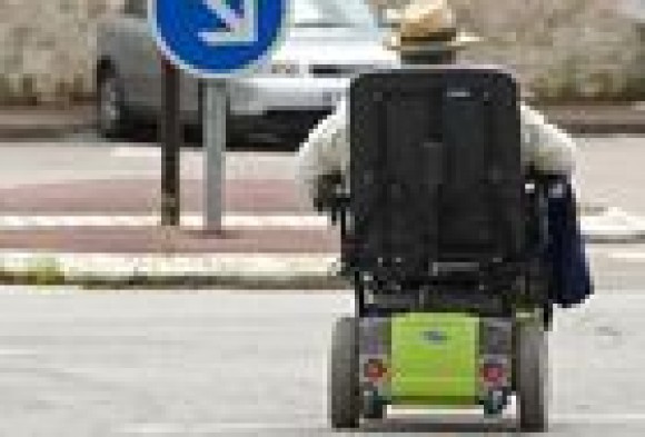 Benidorm prohíbe las sillas con ruedas autopropulsadas para más de una persona
