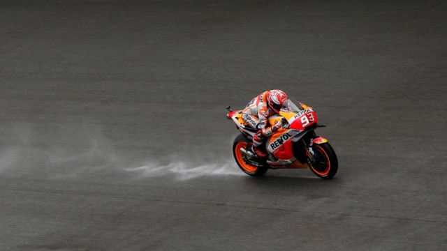 Ni el agua frena a Marc Márquez