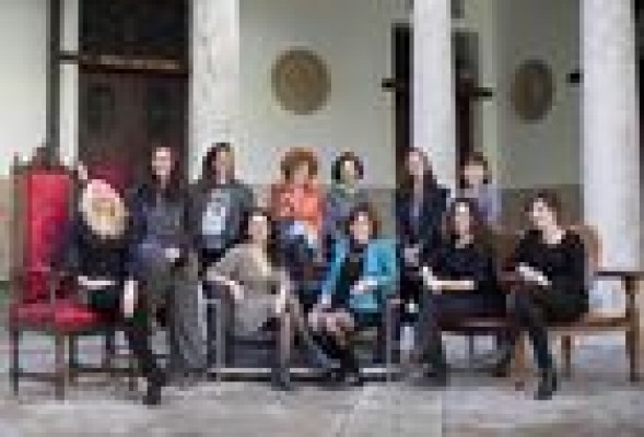 Las fotoperiodistas valencianas retratan en ‘Diverses: històries de dones' 11 casos de mujeres anónimas