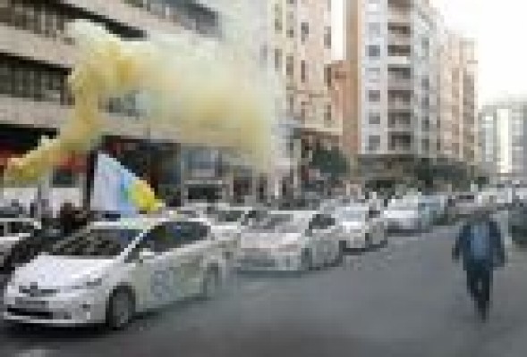 Taxistas colapsan el centro de Valencia para protestar contra el instrusismo profesional