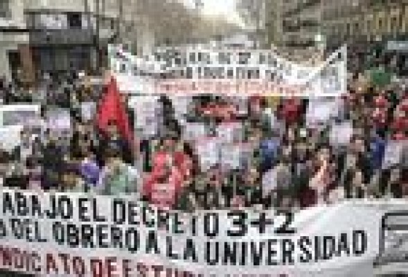 Miles de estudiantes salen a la calle en la Comunitat contra la 