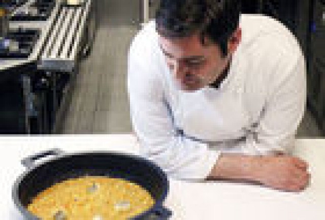Raúl Aleixandre firma el 'Arroz Malvarrosa', un homenaje a la cocina de la playa de Valencia