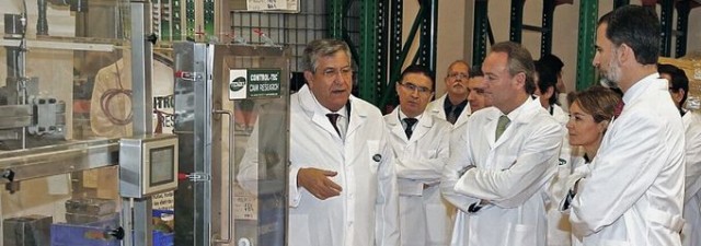 El Rey Felipe VI inaugura en Valencia una farmacia de frutas y hortalizas