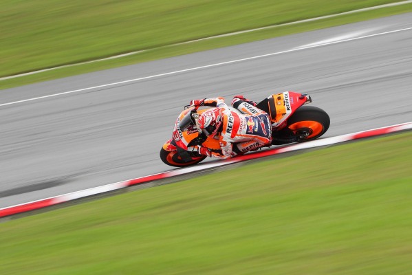 Márquez domina en agua y Viñales naufraga

