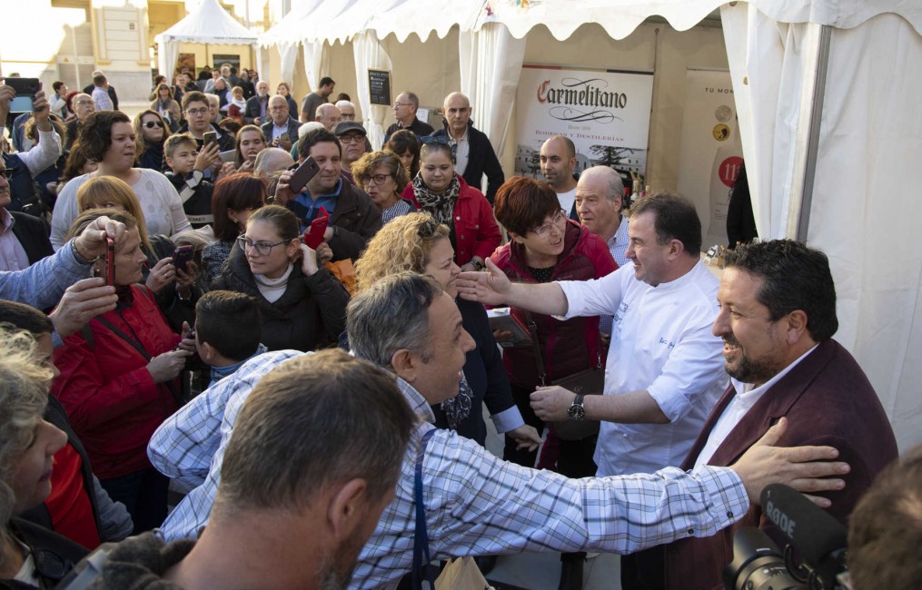 Numerosas personas se dieron cita para saludar al chef vasco, Martín Berasategui. (Foto: JAVIER VILAR) - 