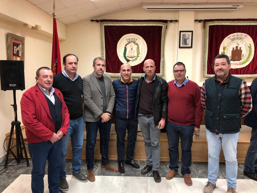 El grupo de alcaldes del PP y el representante de la Diputación castellonense, que votaron en contra del incremento de las tasas. - 