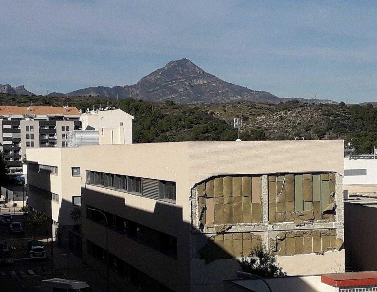 Suspendidas las clases en la EOI de Gandia al desprenderse parte de la fachada