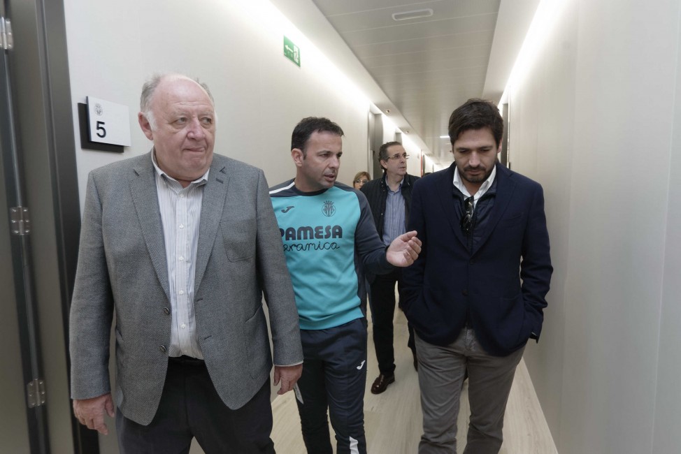 Calleja, entre José Manuel Llaneza y Fernando Roig Negueroles. (Foto: ANTONIO PRADAS) - 