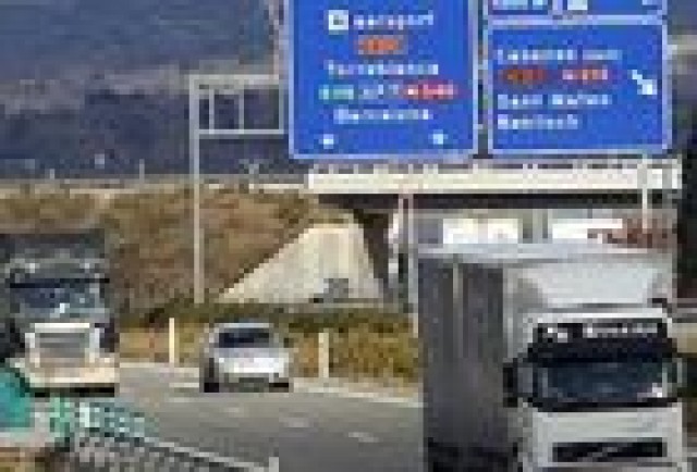 Fomento y transportistas debaten la obligación de circular por autopista