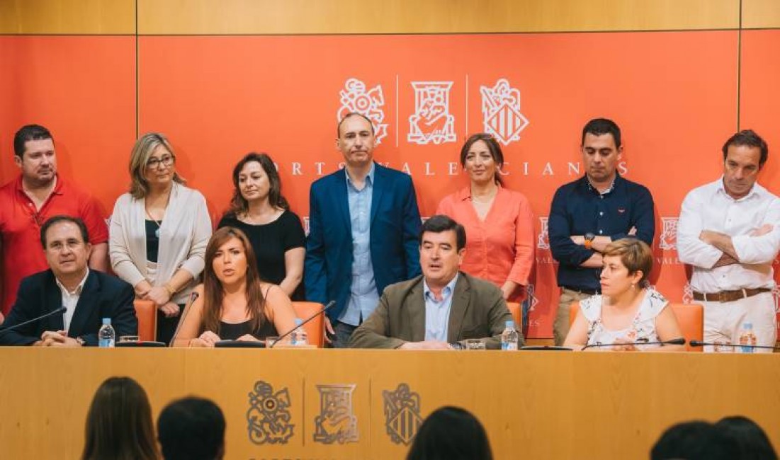 El portavoz autonómico de Ciudadanos, Fernando Giner, con el grueso del grupo parlamentario. Foto: KIKE TABERNER - 