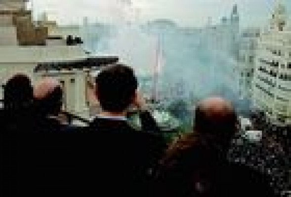 La mascletà a sus pies, por @unaintrusa