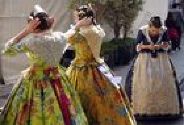 Cien mil personas desfilan ante la Virgen en la Ofrenda 