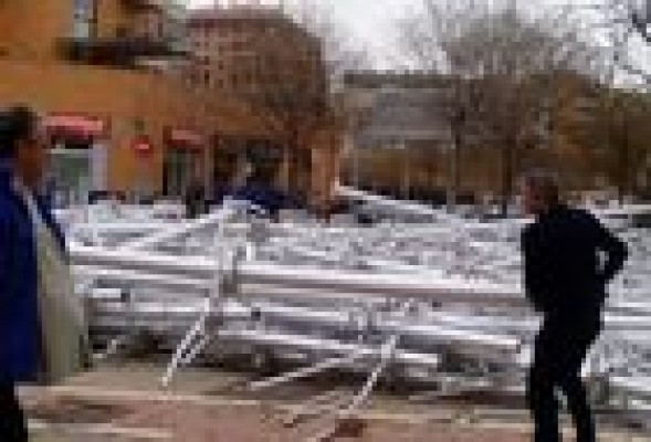 VÍDEO: El viento tira toda la estructura de la falla Nou Campanar