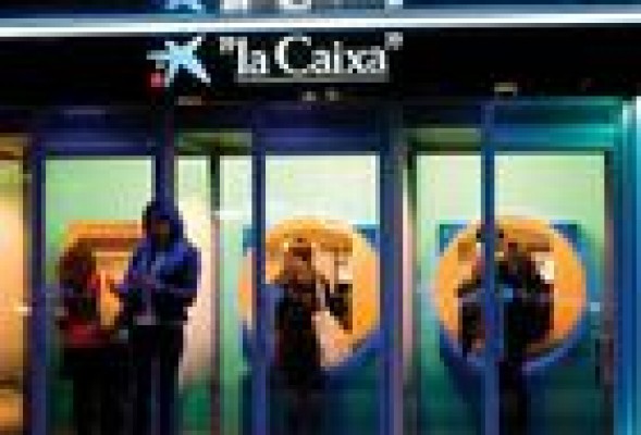 CaixaBank cobrará 2 euros a los no clientes por sacar dinero de cajeros