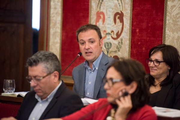 PP y Cs exigen explicaciones a Bellido por los pagos a Escola Valenciana; el edil los defiende