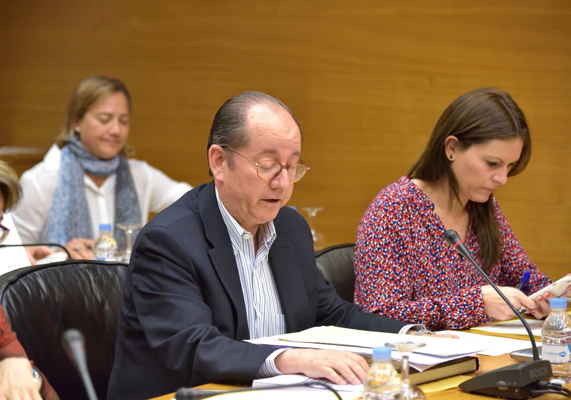 El diputado Miguel Ángel Mulet, entre sus compañeras de partido  y también castellonenses, Marta Gallén y Beatriz Gascó. - 