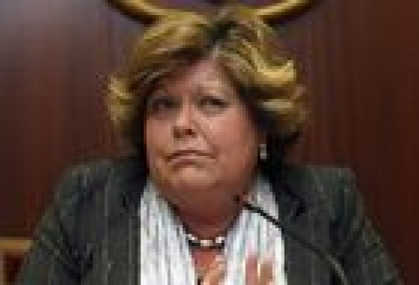 Milagrosa Martínez logra que los concejales afines la mantengan en el grupo popular pese a suspenderla de militancia