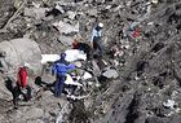 El copiloto maniobró varias veces para que el avión cayera más rápido