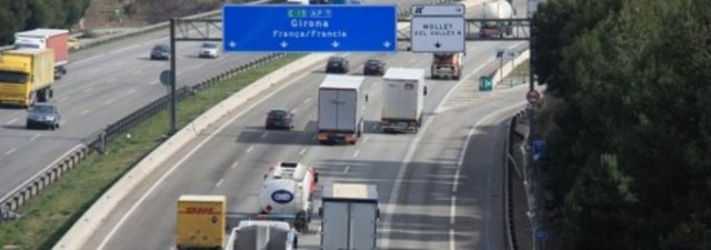Los camioneros pactan con Fomento circular de forma voluntaria por autopista y descongestionar viales