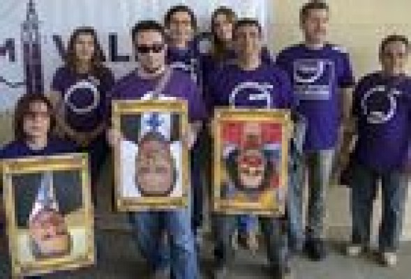 Podemos celebra el 25 d'Abril con un acto en la calle y con los líderes del PP boca abajo