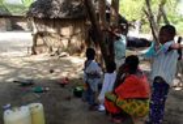 <em>Mele, su familia y la 'shamba' donde viven</em>
