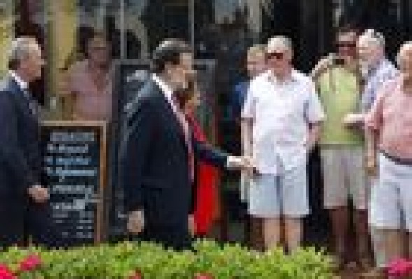 Rajoy come en la playa de la Malvarrosa tras llegar a pie del Veles e Vents