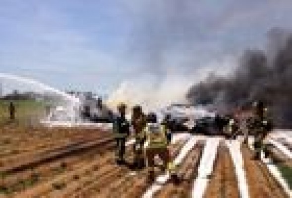 PP y PSOE suspenden hoy los actos de campaña tras estrellarse un avión en Sevilla