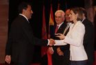Su Majestad la Reina entrega al Presidente de Land Rover la Medalla de Oro de Cruz Roja