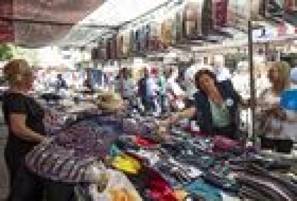 Barberá se enzarza con una joven en el Mercado de Algiròs y le llama 