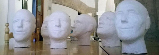 Arte y política: 100 cabezas apuntan su mirada hacia el Ayuntamiento de Valencia