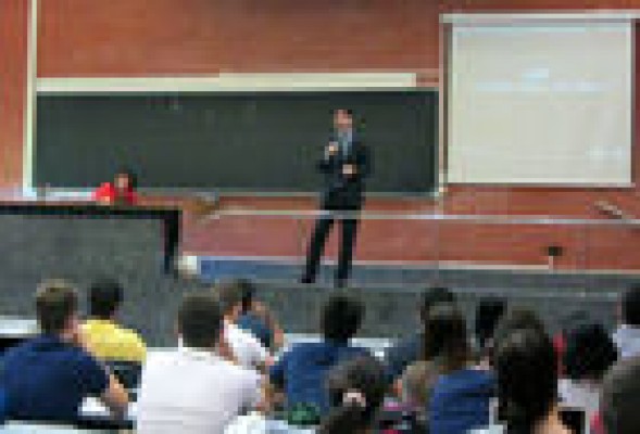 Alumnos de la UV pasan un día con un bróker gracias a Tressis y FEBF