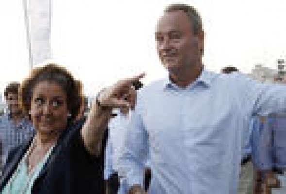 Barberá obedece a Fabra y destituye a Alcón