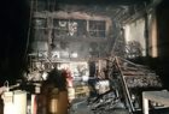 Arde una nave de Aimplas que almacenaba productos de plástico y maquinaria para ensayos