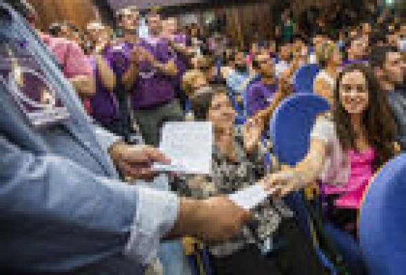 El show de Pablo Iglesias en Valencia: pasión y cartas marcadas