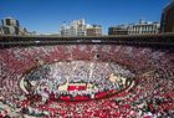 El PSPV cumple con un lleno ajustado en la Plaza de Toros en un momento de desafección