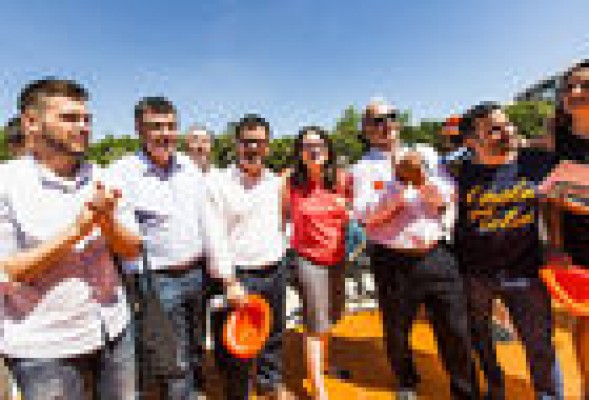 De contar billetes a coro con los simpatizantes a hablar alemán: así fue el mitin de Mónica Oltra
