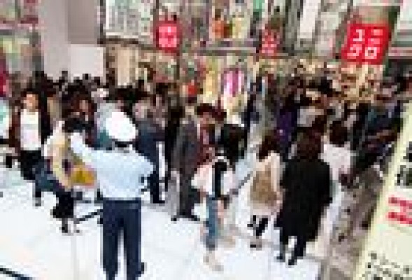 La 'fiebre amarilla' acecha el centro de Valencia con la japonesa Uniqlo