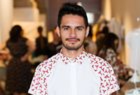 Sebastian Chavarriaga, el diseñador que triunfa desde Valencia con el 'boom' de las pajaritas