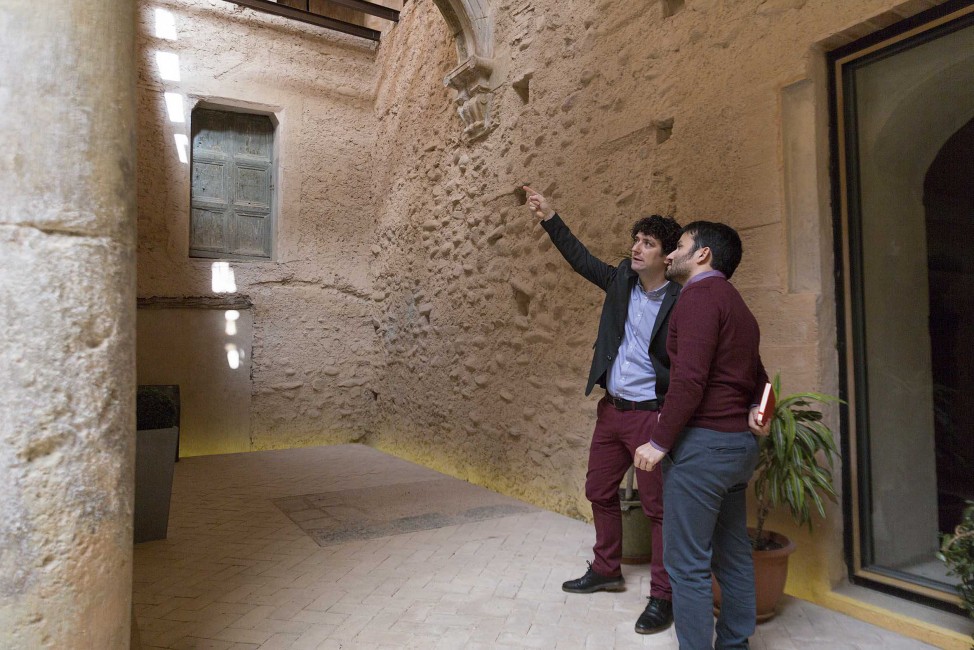El alcalde Alfred Remolar, junto al conseller Vicent Marzà, en una visita al Palau Castell. - 
