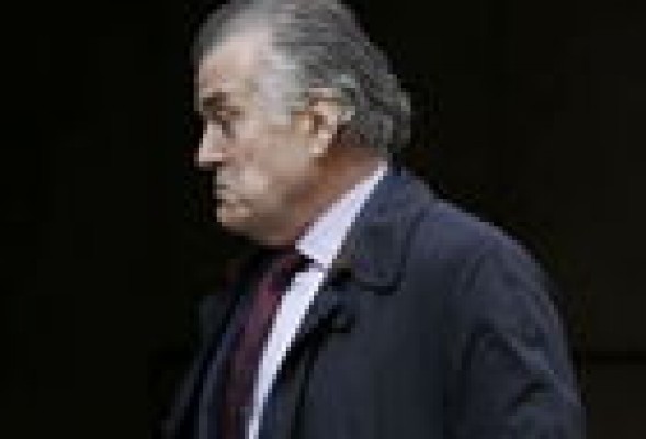 El juez sienta en el banquillo al PP por financiarse con dinero negro durante 18 años