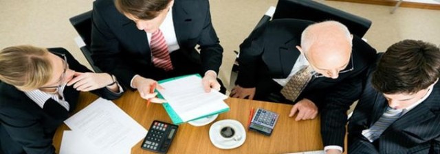 Grandes bufetes instan a acelerar donaciones ante la llegada de un Consell de izquierdas