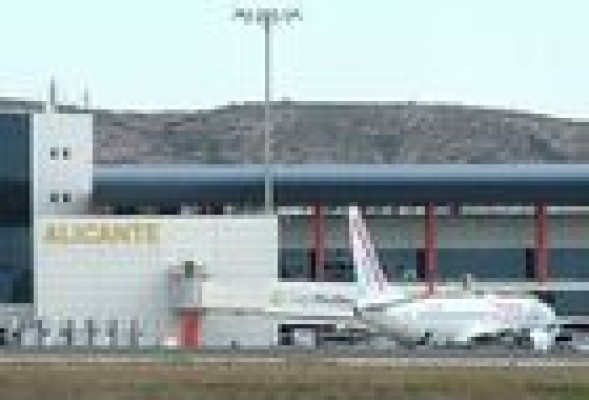 El aeropuerto de l'Altet supera por vez primera el millón de usuarios en mayo
