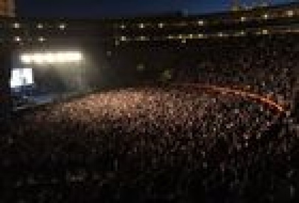 Unas 10.000 personas celebran con Calle 13 y La Gossa Sorda el cambio en Valencia