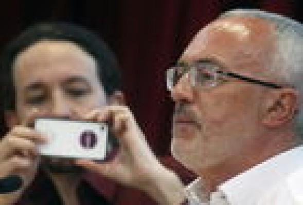 Los diputados de Podemos se concentran frente al Palau de la Generalitat por el cierre de los CIE