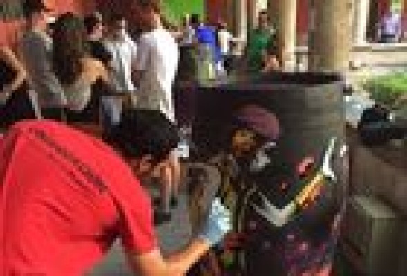 Vicente Gandía lleva sus barricas de arte al Centre del Carme