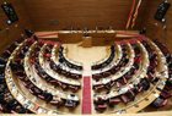PSPV y Compromís estudiar publicar a diario el uso de los coches oficiales de Les Corts