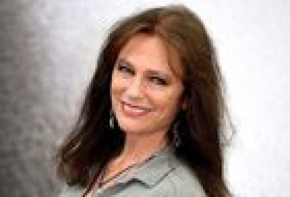 Jacqueline Bisset: Una camiseta mojada rica y famosa