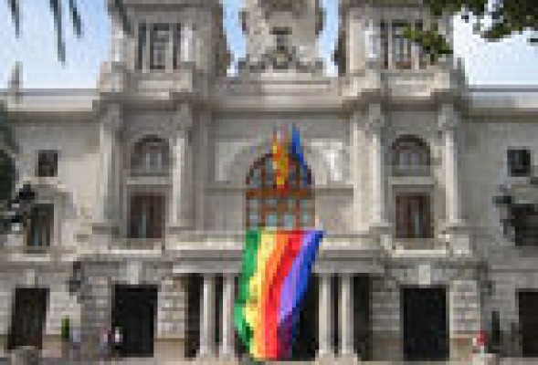 Una gran bandera gay presidirá el Ayuntamiento de Valencia por el Orgullo 2015