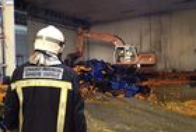 Los bomberos extinguen un incendió en un almacén de naranjas de Betxí