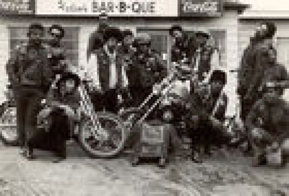 El ejército negro <br />monta a lomos de <br />dragones cromados